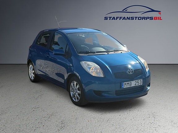 Toyota Yaris 3 of 9