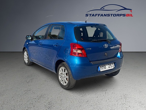 Toyota Yaris 7 of 9