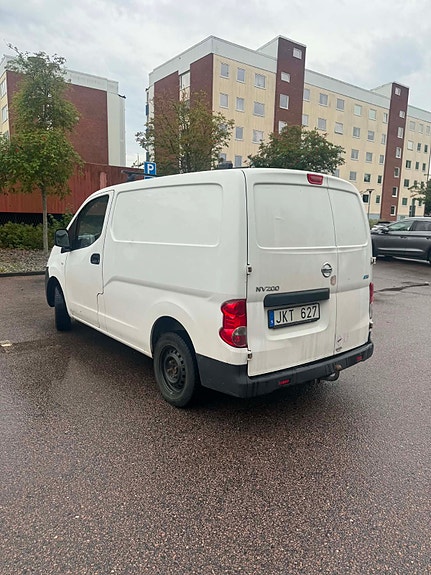 Nissan NV200 4 of 7