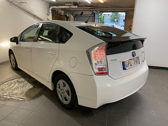 Toyota Prius 4 of 22