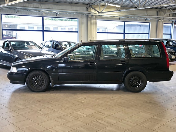 Volvo V70 2 of 8