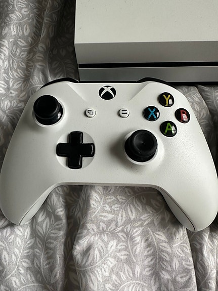 Xbox One S med handkontroller och kablar image 4