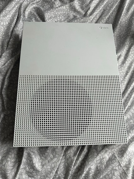 Xbox One S med handkontroller och kablar image 8