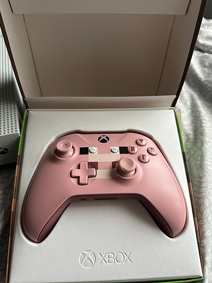 Xbox One S med handkontroller och kablar image 2