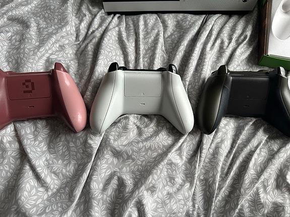 Xbox One S med handkontroller och kablar image 6