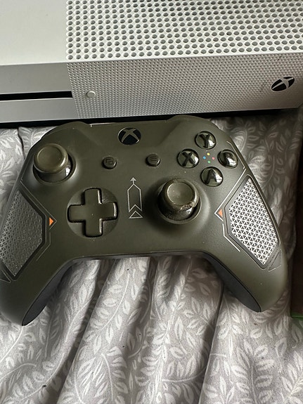 Xbox One S med handkontroller och kablar image 3