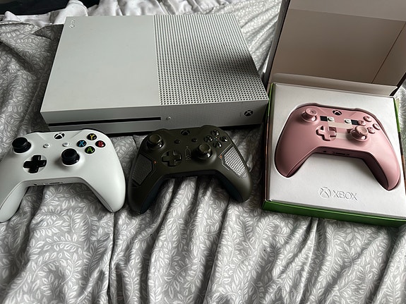 Xbox One S med handkontroller och kablar image 5