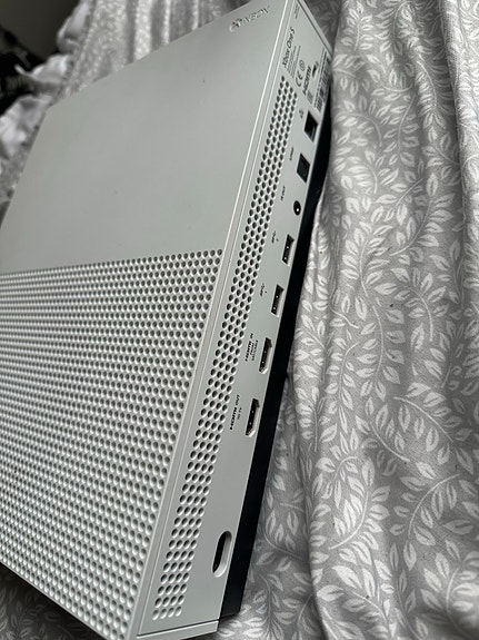 Xbox One S med handkontroller och kablar image 9
