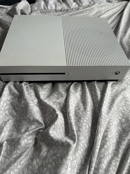 Xbox One S med handkontroller och kablar image 7