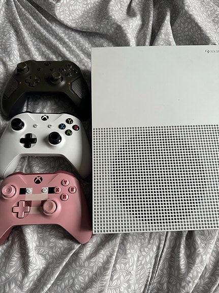 Microsoft Xbox One S med handkontroller och kablar