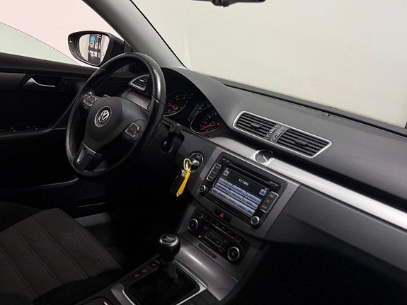 Volkswagen Passat 2 of 20