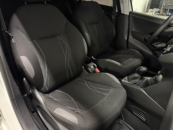 Peugeot 208 18 of 23