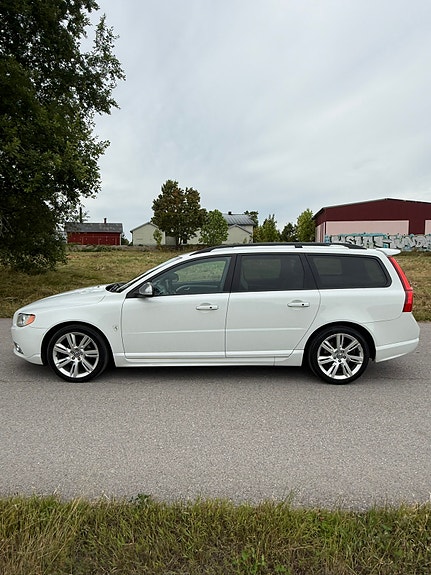 Volvo V70 2 of 7