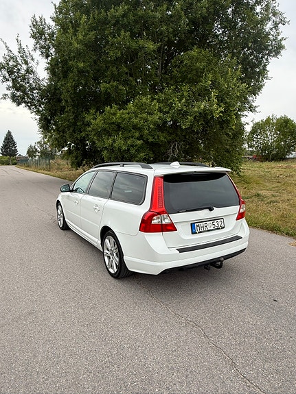 Volvo V70 3 of 7