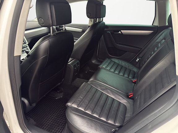 Volkswagen Passat Alltrack 14 of 16