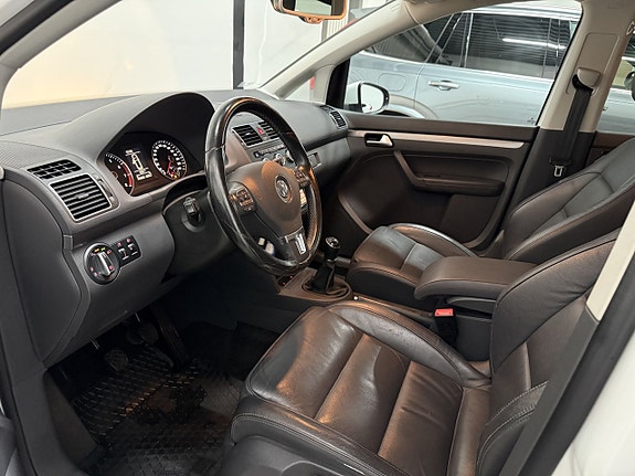 Volkswagen Touran Cross 8 of 12