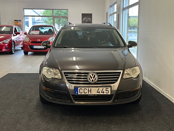 Volkswagen Passat 2 of 21