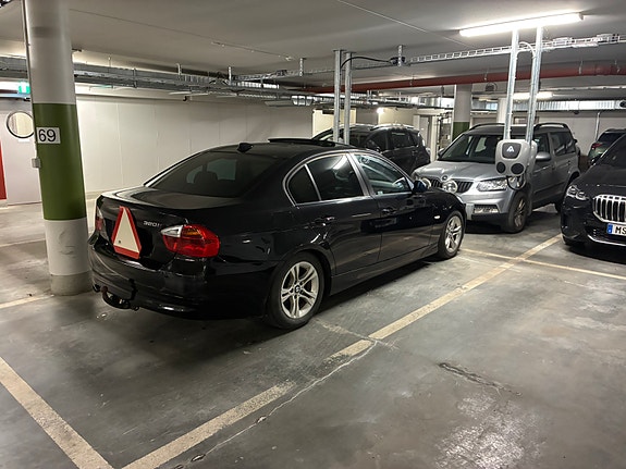 BMW 320i 2 of 9