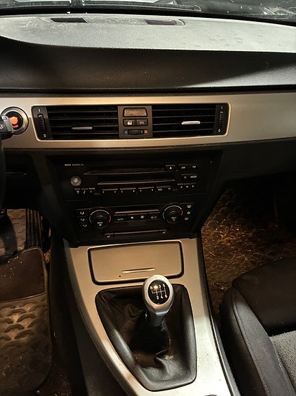 BMW 320i 8 of 9