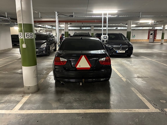 BMW 320i 4 of 9