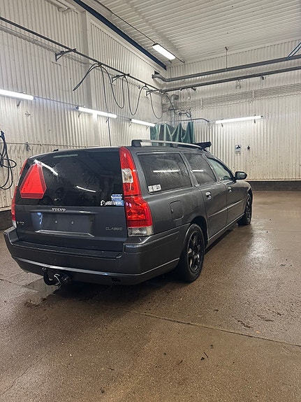 Volvo V70 2 of 5