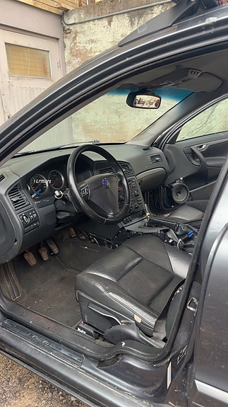 Volvo V70 3 of 5