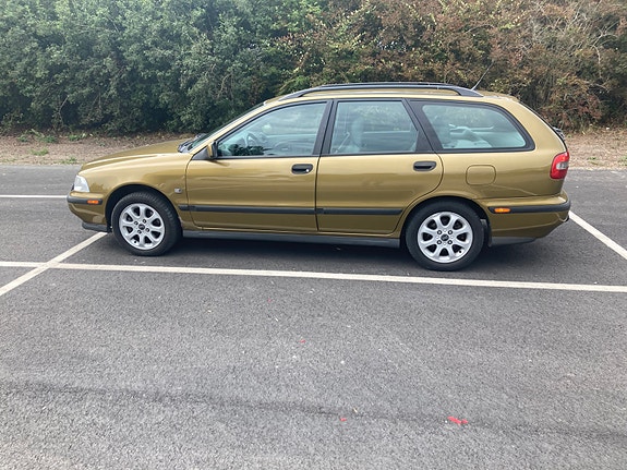 Volvo V40 2 of 11