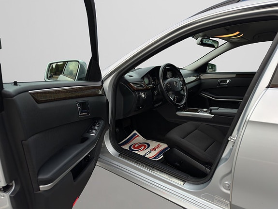 Mercedes-Benz E350 7 of 27