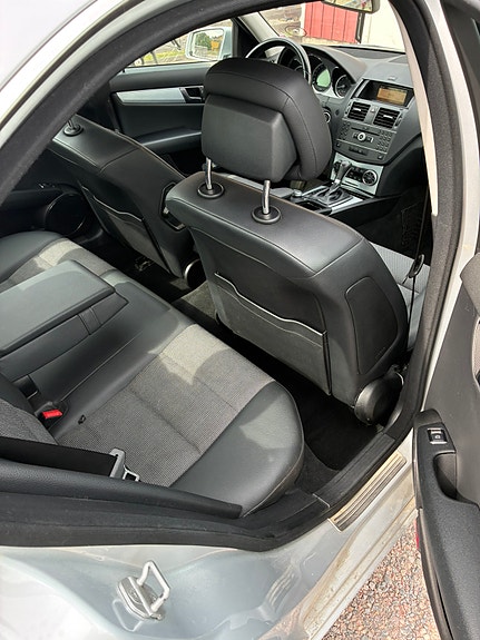 Mercedes-Benz C180 7 of 8