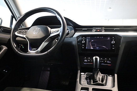 Volkswagen Passat 18 of 30