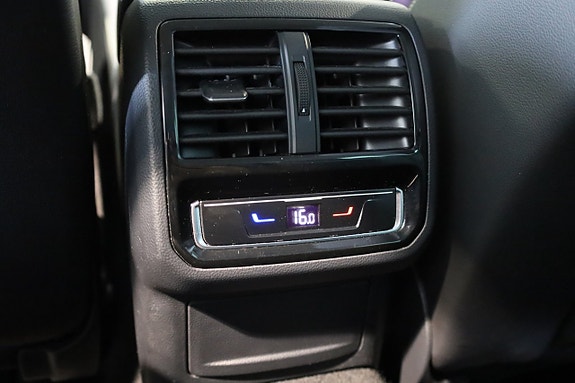 Volkswagen Passat 19 of 30
