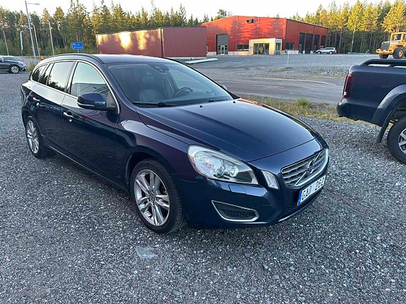 Volvo V60 2 of 5