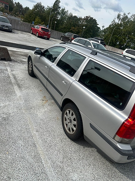 Volvo V70 3 of 5