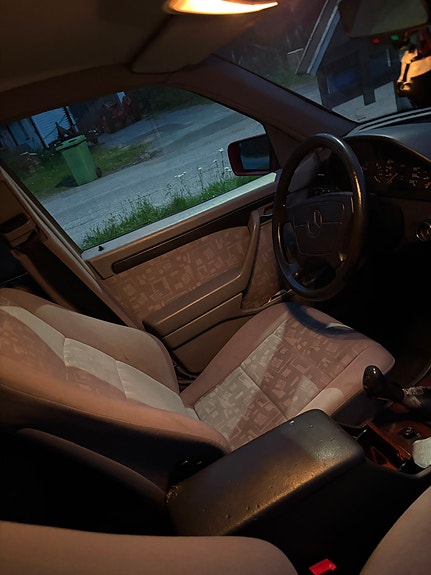 Mercedes-Benz C220 5 of 6