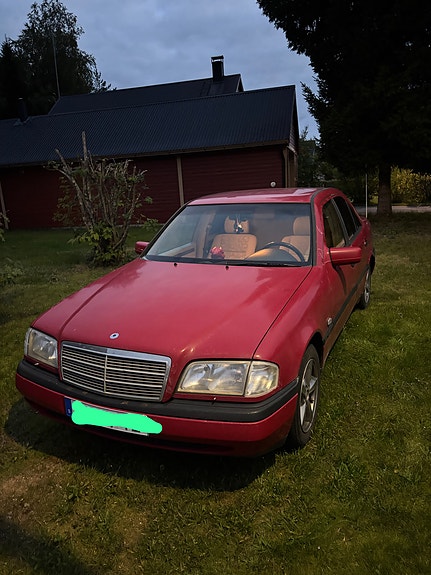 Mercedes-Benz C220 2 of 6