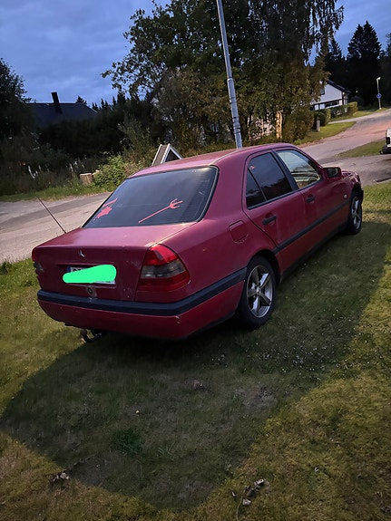 Mercedes-Benz C220 4 of 6