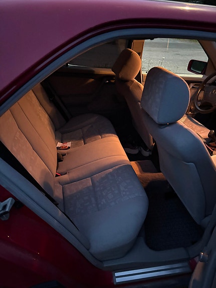 Mercedes-Benz C220 3 of 6