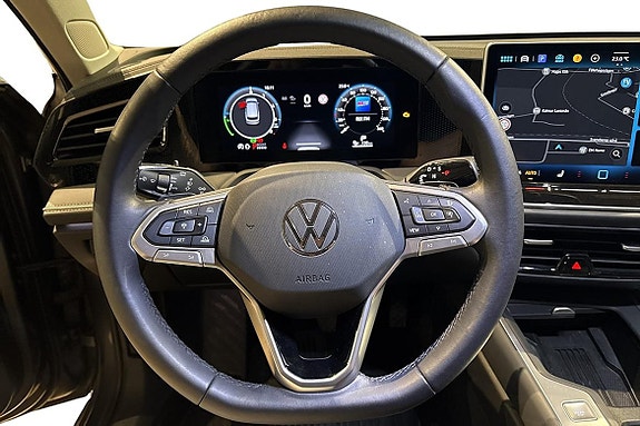 Volkswagen Passat 13 of 21