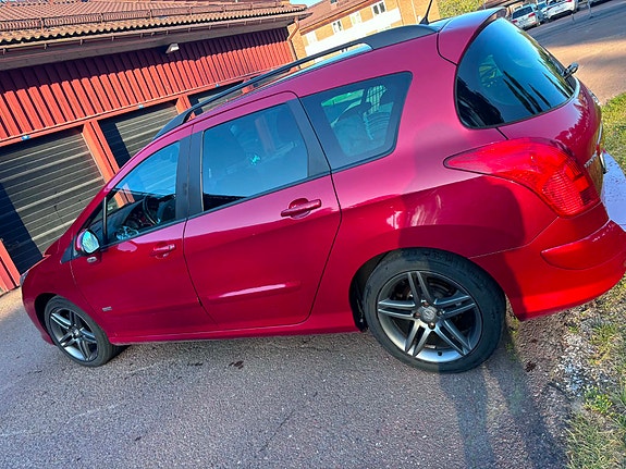 Peugeot 308 SW 2 of 4