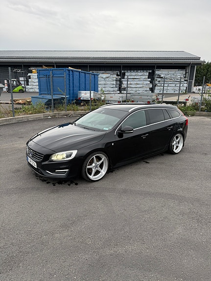 Volvo V60 2 of 9