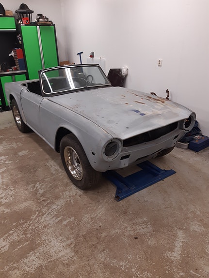 Triumph TR6 3 of 5