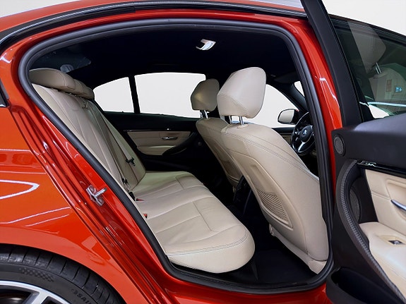 BMW 330i 8 of 17
