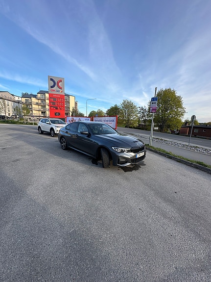 BMW 330e 2 of 4