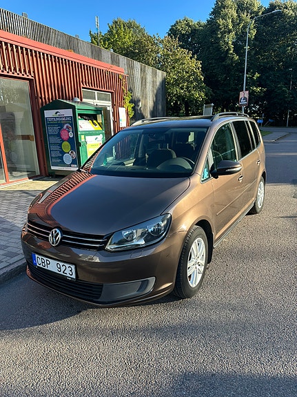 Volkswagen Touran 2 of 4