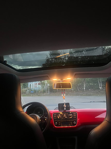 Volkswagen UP! 3 of 7