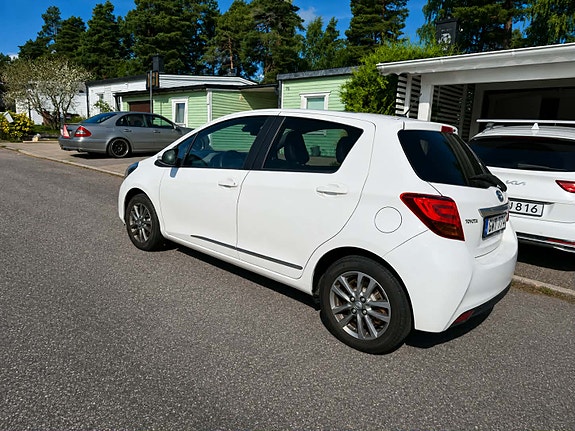 Toyota Yaris 5 of 8