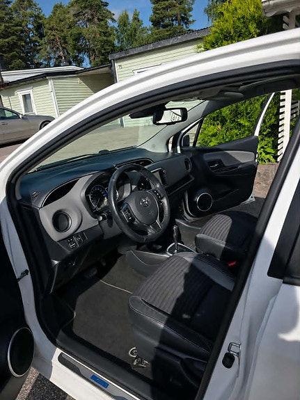 Toyota Yaris 4 of 8