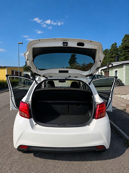 Toyota Yaris 7 of 8