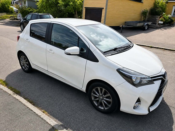 Toyota Yaris 3 of 8