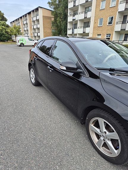 Volvo V40 2 of 6